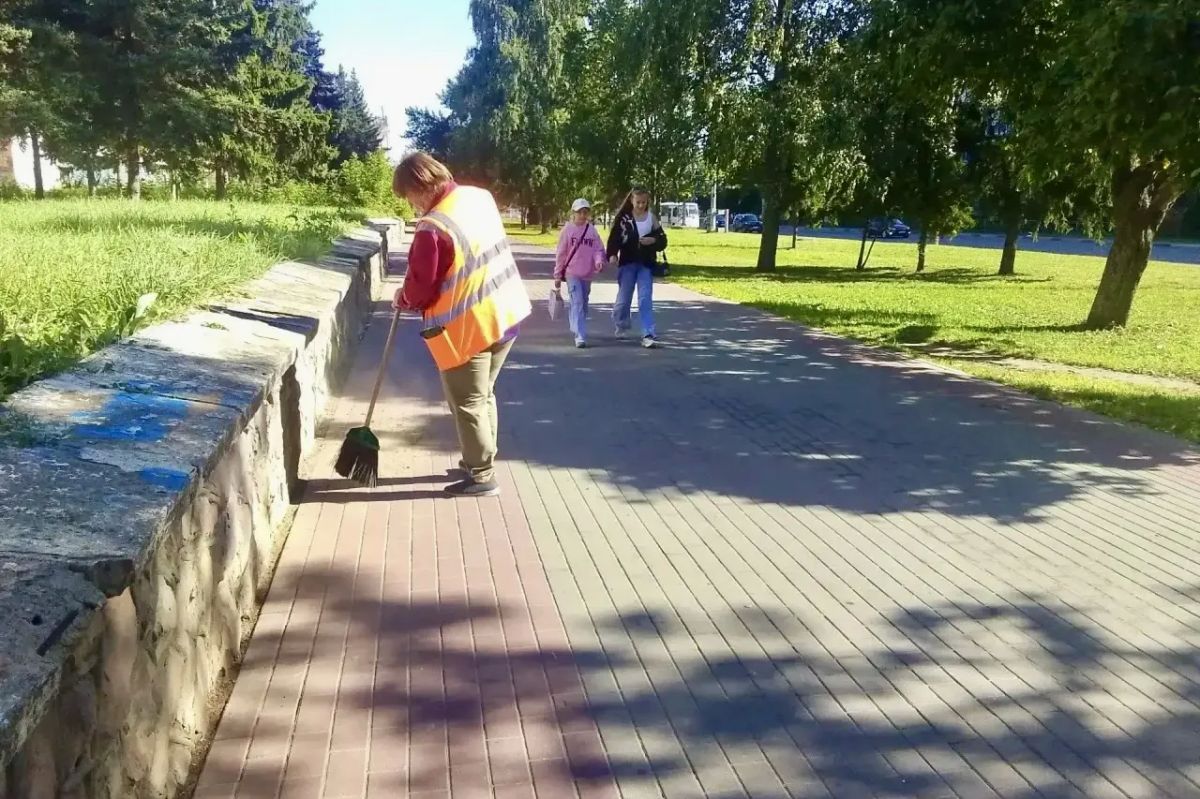 «Спецавтобаза» продолжает ежедневную уборку городских территорий «Спецавтобаза» продолжает ежедневную уборку городских территорий