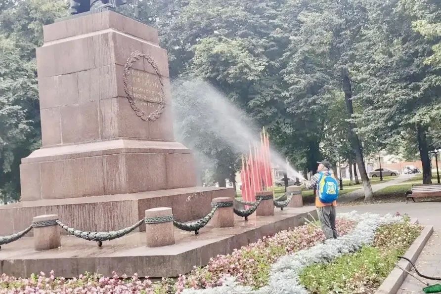 «Спецавтобаза» продолжает ежедневную уборку городских территорий «Спецавтобаза» продолжает ежедневную уборку городских территорий