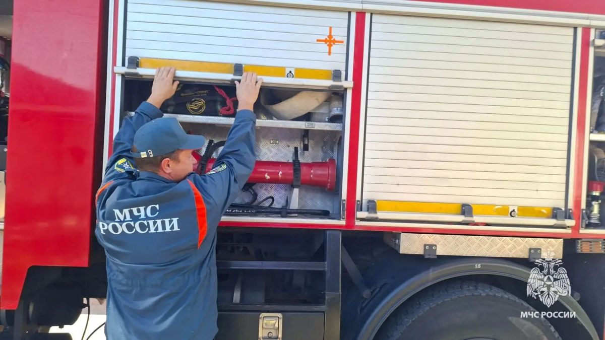 В Орле на 1-й Пушкарной потушили автомобиль В Орле на 1-й Пушкарной потушили автомобиль