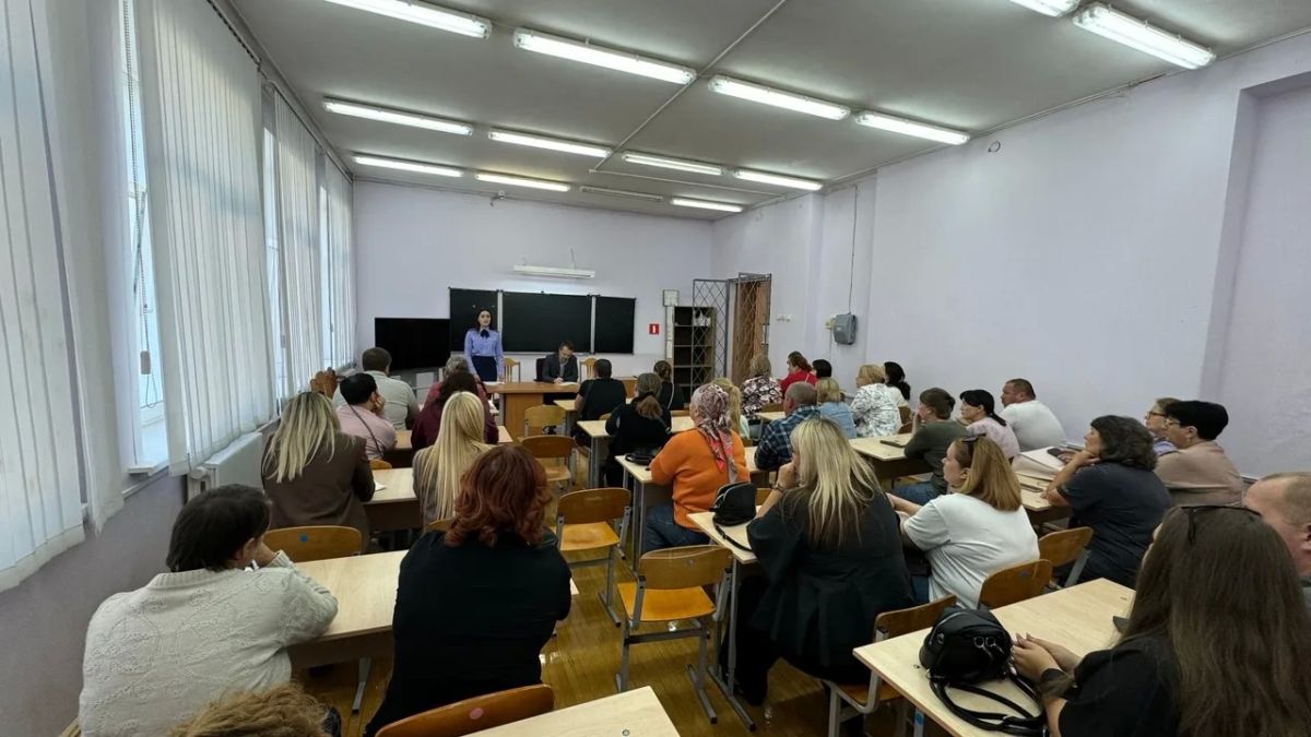 Сотрудник следственного управления приняла участие в родительском собрании Сотрудник следственного управления приняла участие в родительском собрании