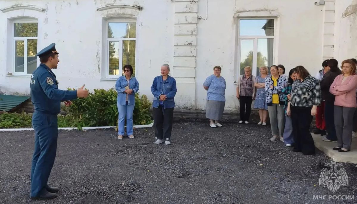 В Болхове в школе провели противопожарный инструктаж В Болхове в школе провели противопожарный инструктаж