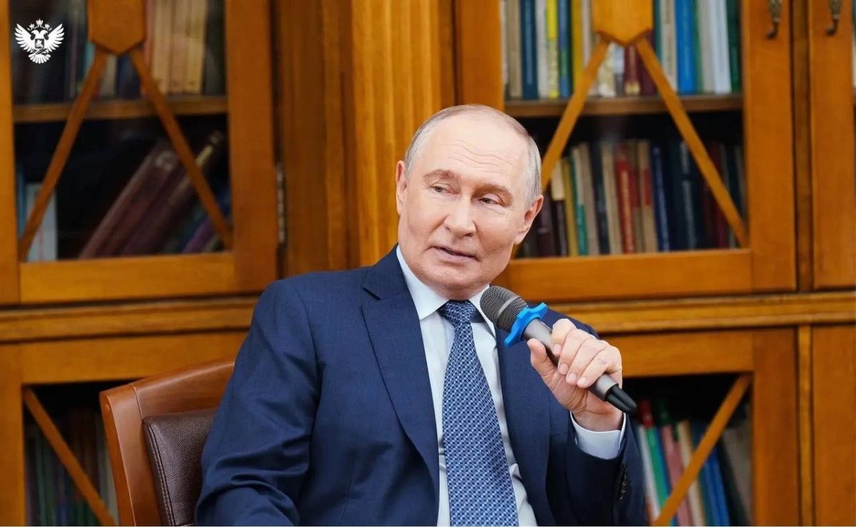Выпускница из Орла Арина Макарова стала участницей встречи с Владимиром Путиным Выпускница из Орла Арина Макарова стала участницей встречи с Владимиром Путиным