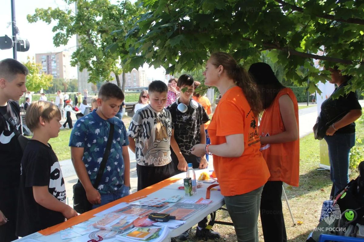 Учимся жить безопасно: орловские пожарные и спасатели провели для детей жизненно важные мастер-классы Учимся жить безопасно: орловские пожарные и спасатели провели для детей жизненно важные мастер-классы