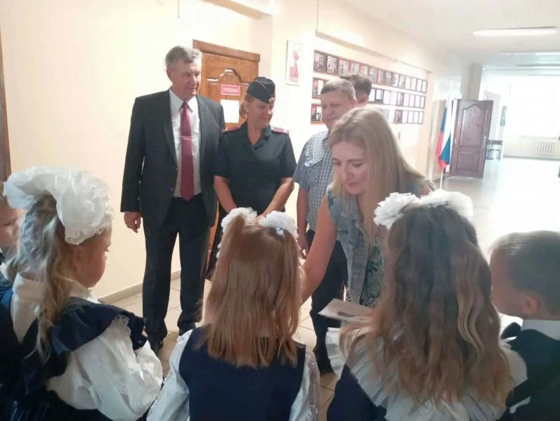 В День знаний орловские полицейские и общественники поздравили ребят, которым сейчас необходима особая поддержка со стороны неравнодушных людей В День знаний орловские полицейские и общественники поздравили ребят, которым сейчас необходима особая поддержка со стороны неравнодушных людей