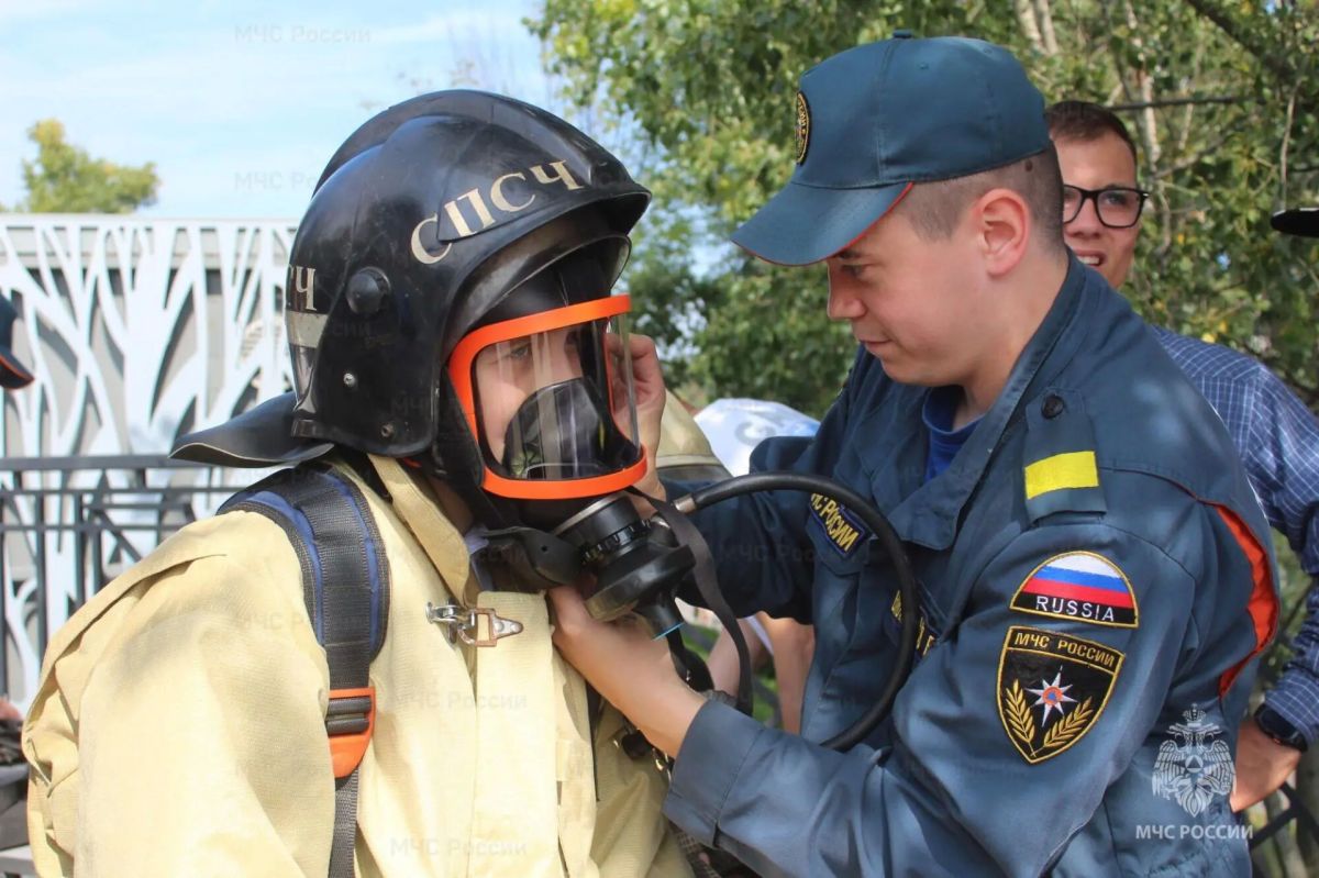 Учимся жить безопасно: орловские пожарные и спасатели провели для детей жизненно важные мастер-классы Учимся жить безопасно: орловские пожарные и спасатели провели для детей жизненно важные мастер-классы