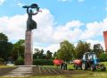 В Орле работники "Спецавтобазы" высаживают лаванду