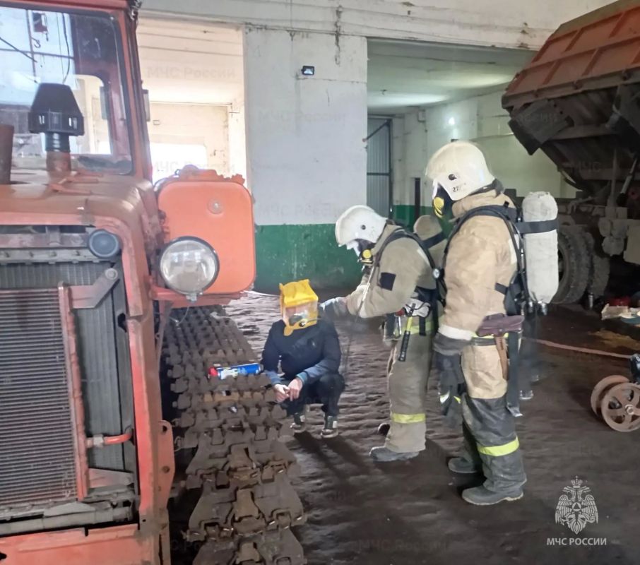 Огнеборцы отработали пожарно-тактическое занятие на сельхозпредприятии Огнеборцы отработали пожарно-тактическое занятие на сельхозпредприятии