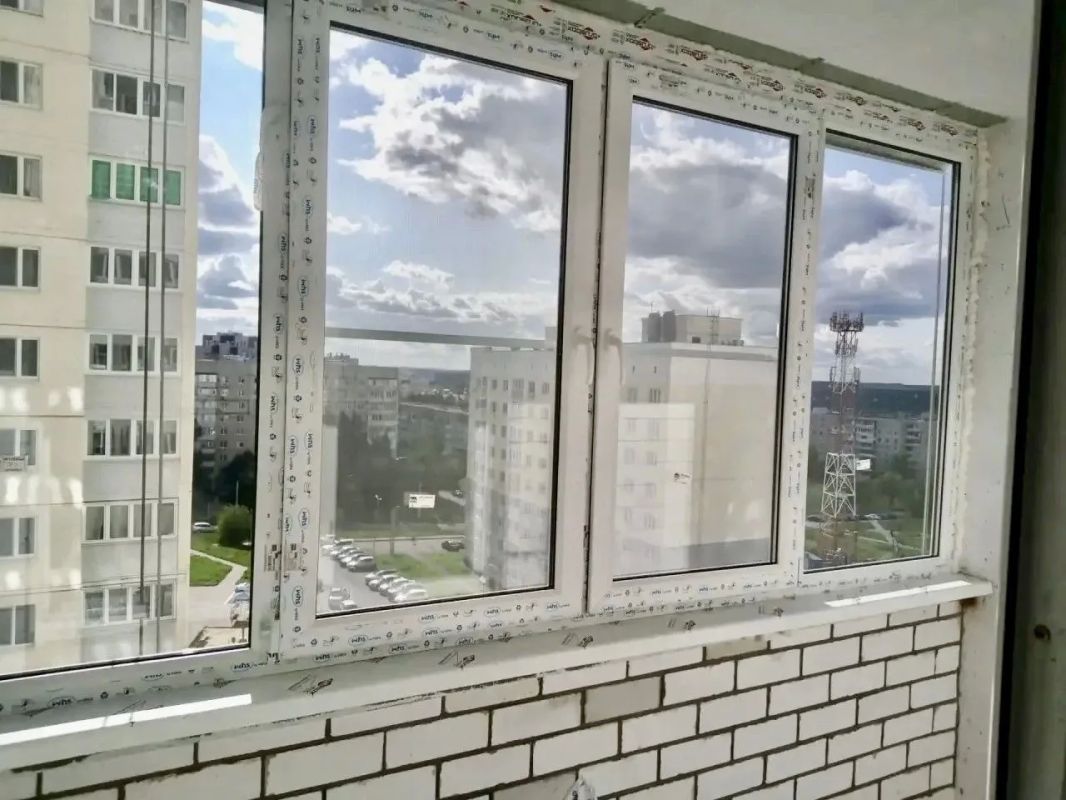 В Орле в доме на Раздольной осталось застеклить пять лоджий В Орле в доме на Раздольной осталось застеклить пять лоджий