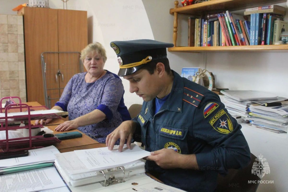 Проверка на безопасность: инспекторы Госпожнадзора провели профилактический визит православной гимназии Болхова Проверка на безопасность: инспекторы Госпожнадзора провели профилактический визит православной гимназии Болхова
