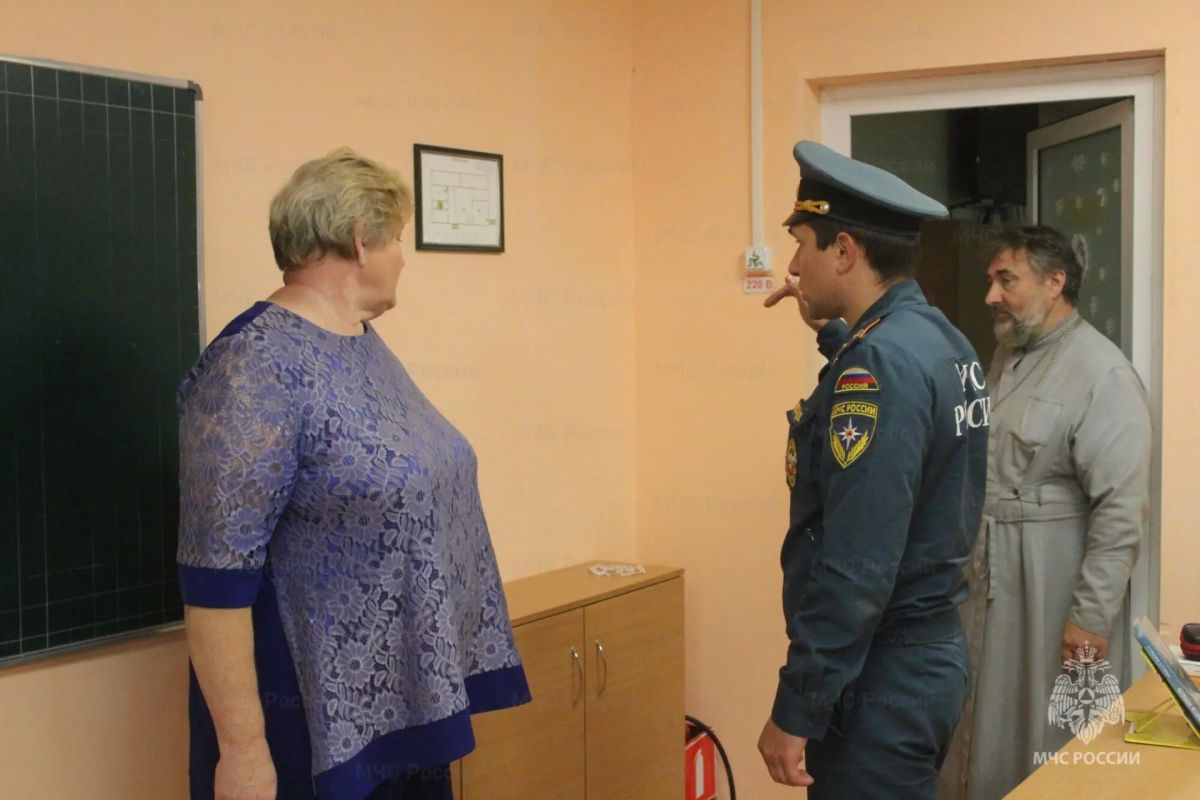 Проверка на безопасность: инспекторы Госпожнадзора провели профилактический визит православной гимназии Болхова Проверка на безопасность: инспекторы Госпожнадзора провели профилактический визит православной гимназии Болхова