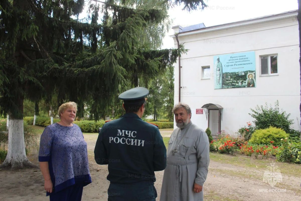 Проверка на безопасность: инспекторы Госпожнадзора провели профилактический визит православной гимназии Болхова Проверка на безопасность: инспекторы Госпожнадзора провели профилактический визит православной гимназии Болхова