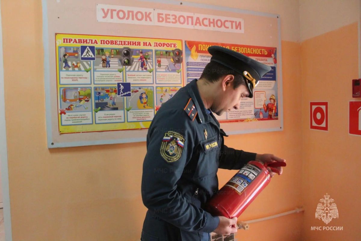Проверка на безопасность: инспекторы Госпожнадзора провели профилактический визит православной гимназии Болхова Проверка на безопасность: инспекторы Госпожнадзора провели профилактический визит православной гимназии Болхова