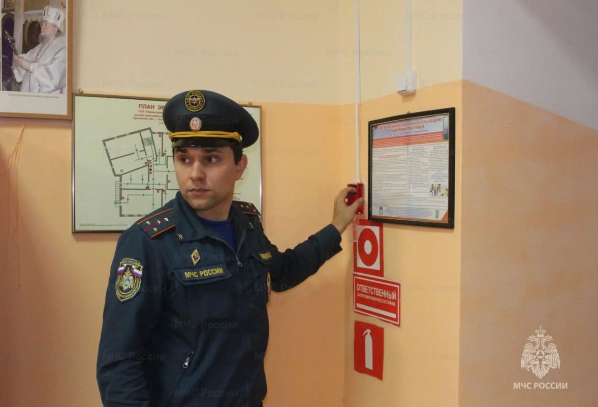 Проверка на безопасность: инспекторы Госпожнадзора провели профилактический визит православной гимназии Болхова Проверка на безопасность: инспекторы Госпожнадзора провели профилактический визит православной гимназии Болхова