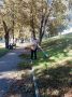 В скверах Орла убирают опавшие листья