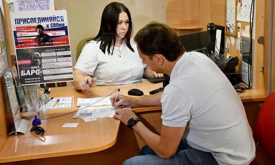 Орловский губернатор Андрей Клычков стал мобильным избирателем Орловский губернатор Андрей Клычков стал мобильным избирателем