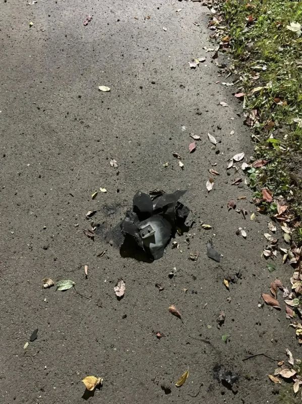 Момент падения обломков БПЛА на детский сад №98 в Орле попал на видео Момент падения обломков БПЛА на детский сад №98 в Орле попал на видео