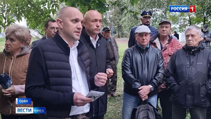 Юрий Парахин встретился с жителями пострадавших от атаки БПЛА квартир в 909-м квартале