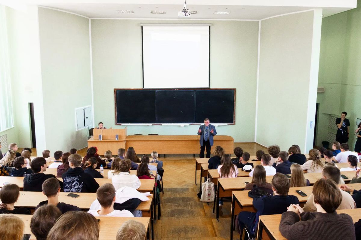 Председатель Общественной палаты Орловской области, заведующий кафедрой теории и истории государства и права ОГУ имени И. С. Тургенева» Дмитрий Владимирович Аронов является лектором Общества «Знание» Председатель Общественной палаты Орловской области, заведующий кафедрой теории и истории государства и права ОГУ имени И. С. Тургенева» Дмитрий Владимирович Аронов является лектором Общества «Знание»
