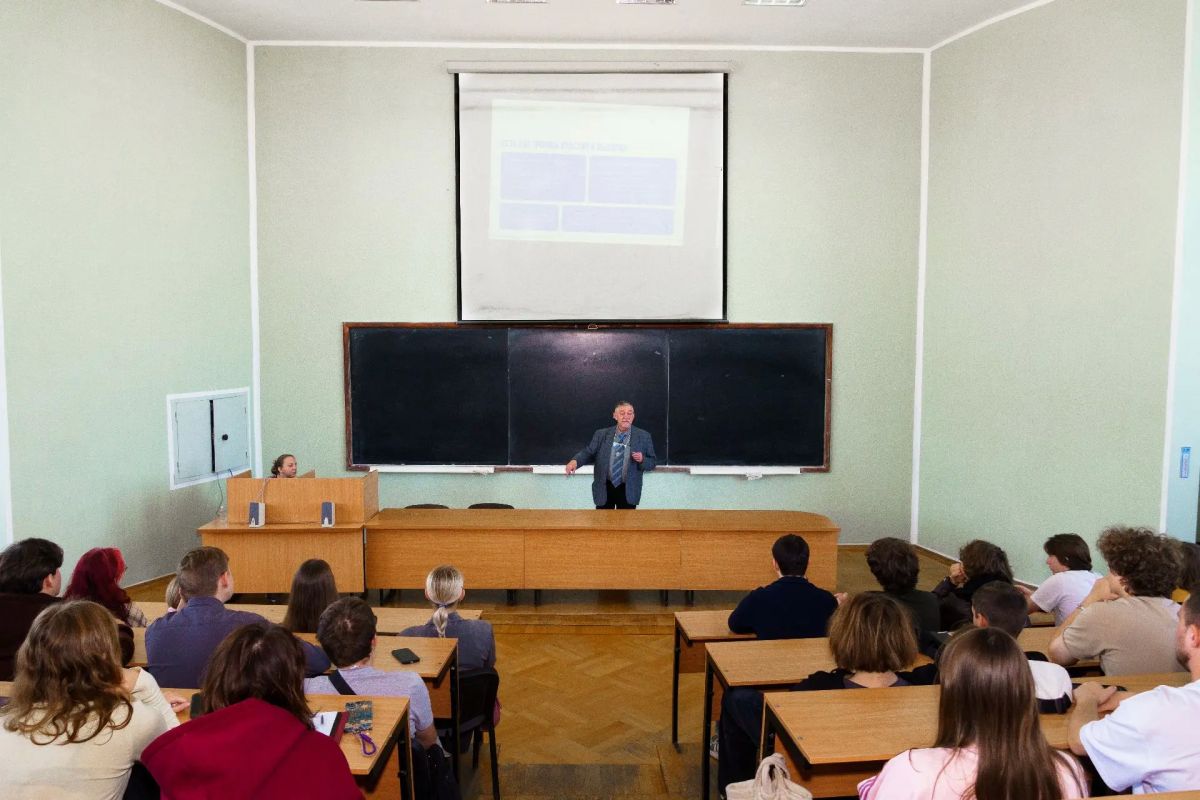Председатель Общественной палаты Орловской области, заведующий кафедрой теории и истории государства и права ОГУ имени И. С. Тургенева» Дмитрий Владимирович Аронов является лектором Общества «Знание» Председатель Общественной палаты Орловской области, заведующий кафедрой теории и истории государства и права ОГУ имени И. С. Тургенева» Дмитрий Владимирович Аронов является лектором Общества «Знание»