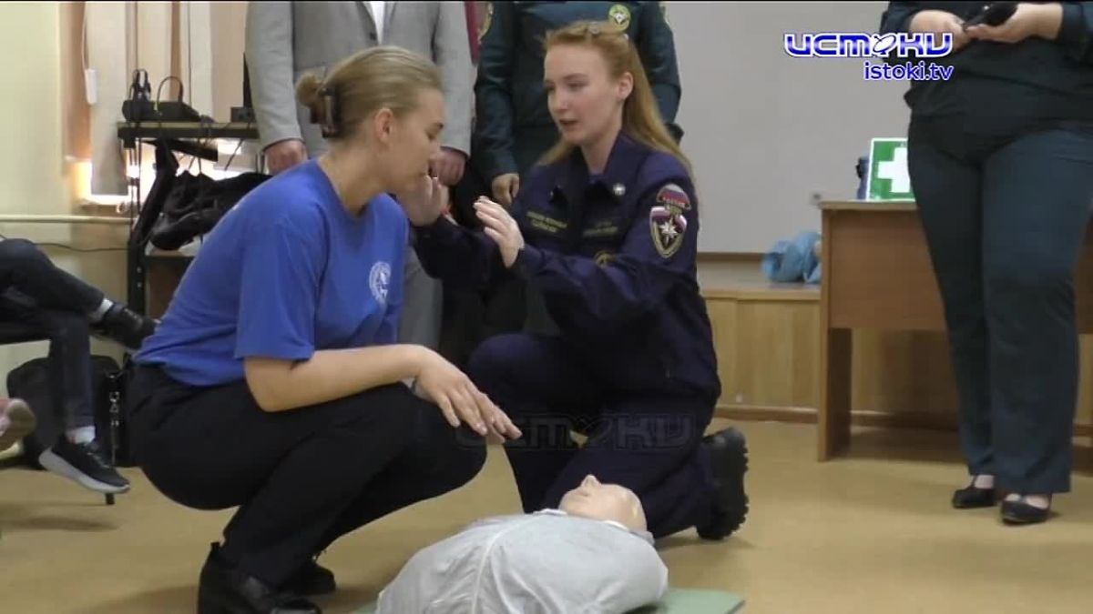 Орловские спасатели провели занятия для студентов, где показали как действовать в экстренных ситуациях