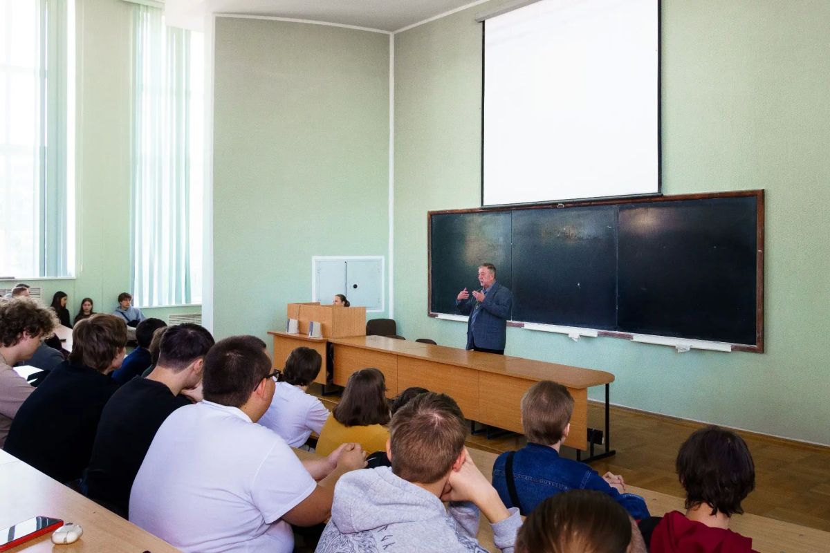 Председатель Общественной палаты Орловской области, заведующий кафедрой теории и истории государства и права ОГУ имени И. С. Тургенева» Дмитрий Владимирович Аронов является лектором Общества «Знание» Председатель Общественной палаты Орловской области, заведующий кафедрой теории и истории государства и права ОГУ имени И. С. Тургенева» Дмитрий Владимирович Аронов является лектором Общества «Знание»
