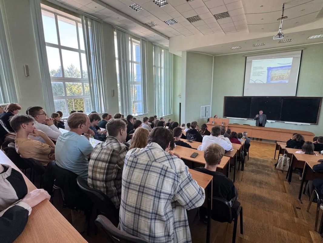 Председатель Общественной палаты Орловской области, заведующий кафедрой теории и истории государства и права ОГУ имени И. С. Тургенева» Дмитрий Владимирович Аронов является лектором Общества «Знание» Председатель Общественной палаты Орловской области, заведующий кафедрой теории и истории государства и права ОГУ имени И. С. Тургенева» Дмитрий Владимирович Аронов является лектором Общества «Знание»