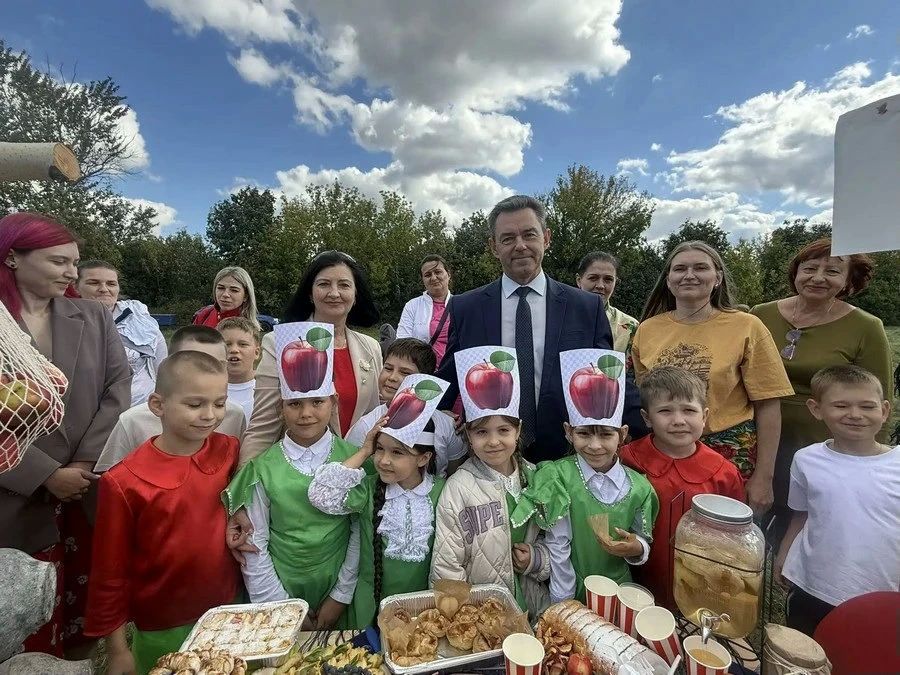 Ливенские школьники представили свой урожай на фестивале «Яблочко» Ливенские школьники представили свой урожай на фестивале «Яблочко»