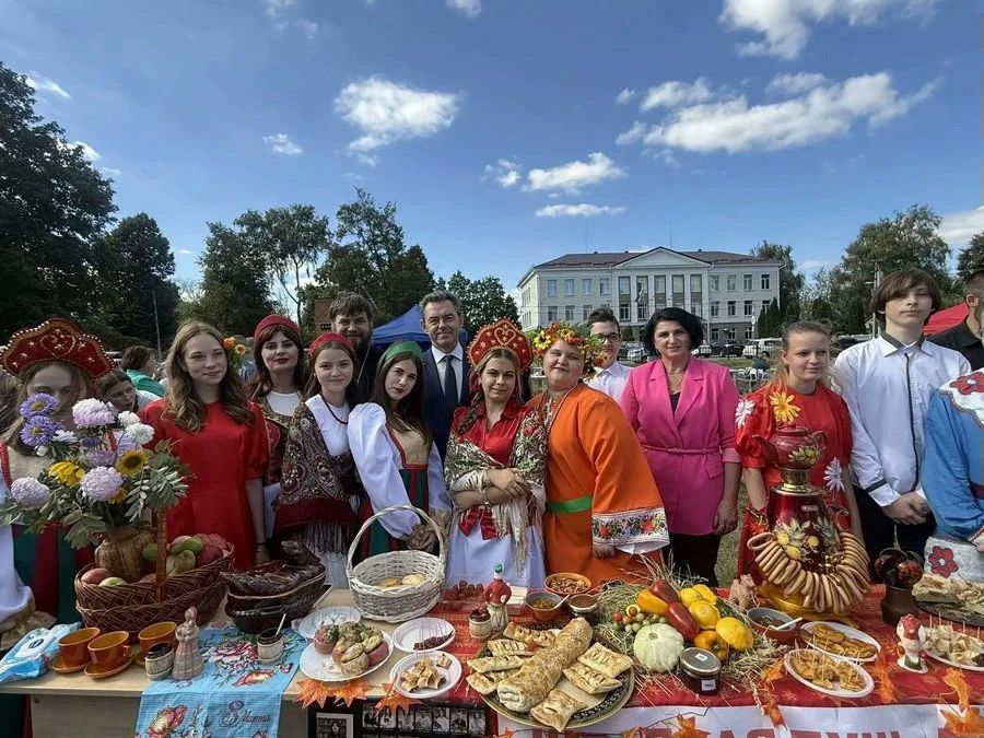 Ливенские школьники представили свой урожай на фестивале «Яблочко» Ливенские школьники представили свой урожай на фестивале «Яблочко»