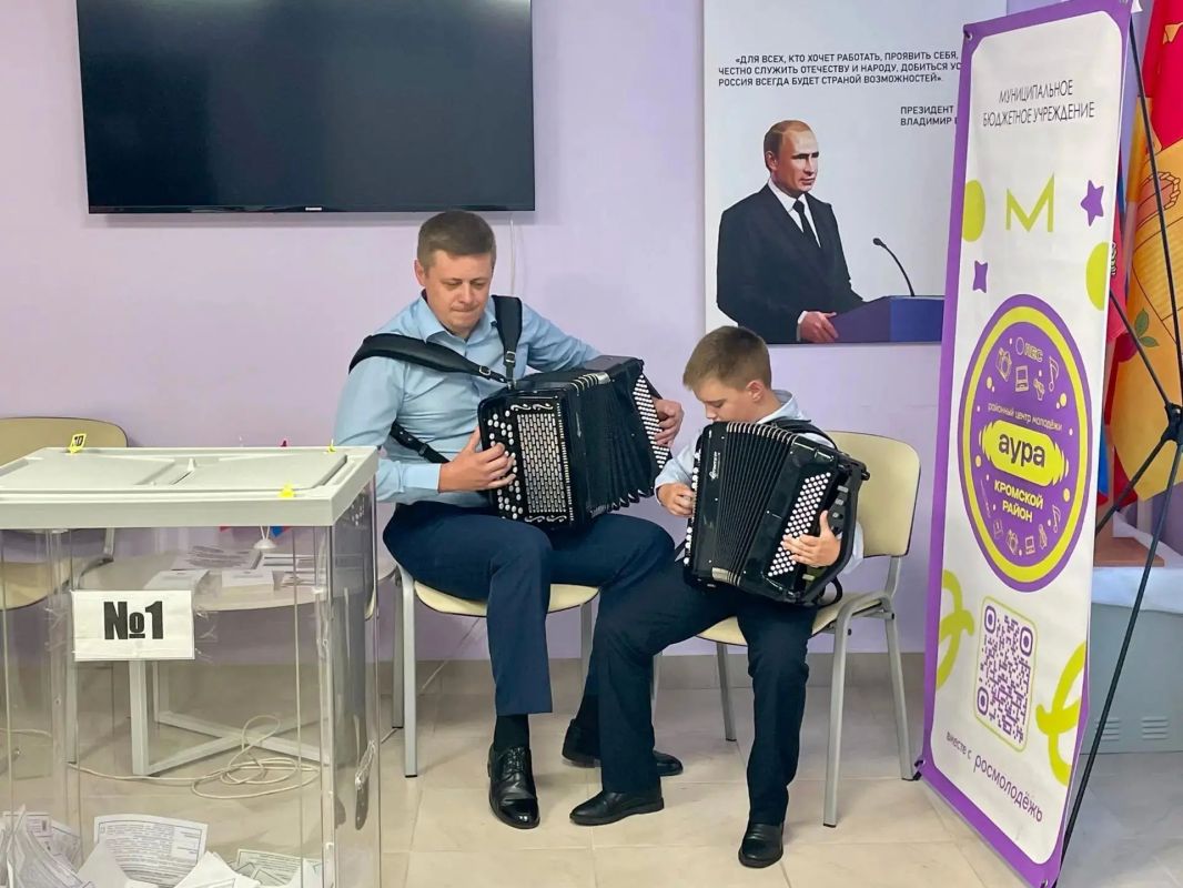 Юные таланты из Кром пришли в родную школу, чтобы исполнить свои лучшие произведения Юные таланты из Кром пришли в родную школу, чтобы исполнить свои лучшие произведения