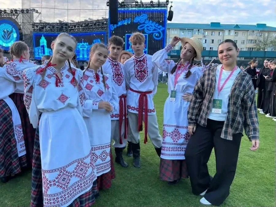 Орловские танцоры исполнили русскую «Калинку» на белорусской сцене Орловские танцоры исполнили русскую «Калинку» на белорусской сцене