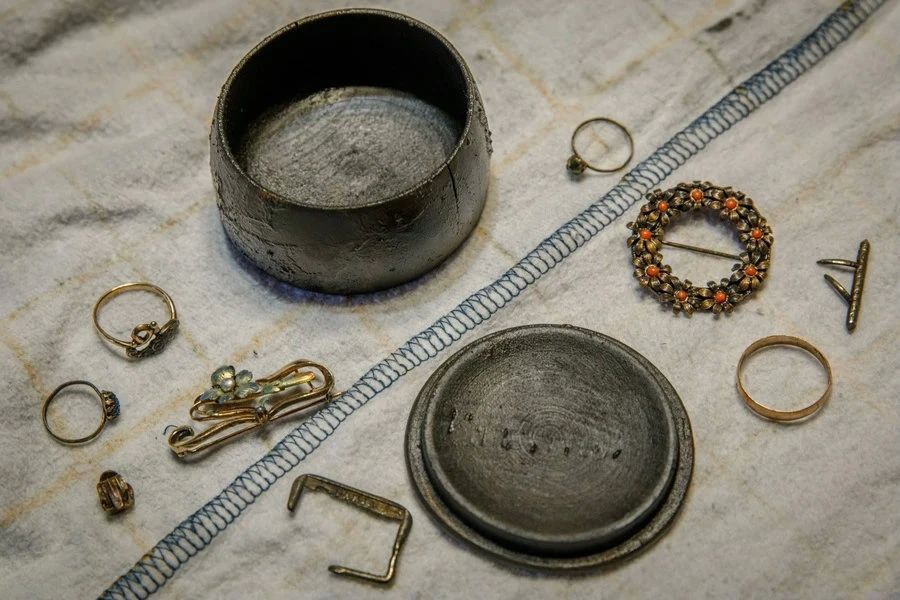 Орловские дайверы подняли со дна Ладоги шкатулку с украшениями Орловские дайверы подняли со дна Ладоги шкатулку с украшениями