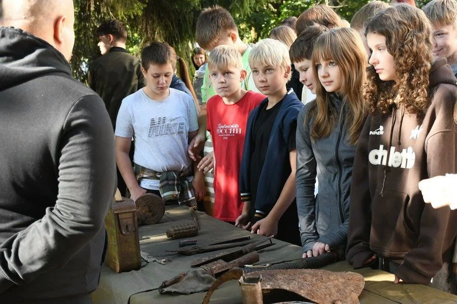 120 школьников Орла познакомились с полевым бытом партизан 120 школьников Орла познакомились с полевым бытом партизан