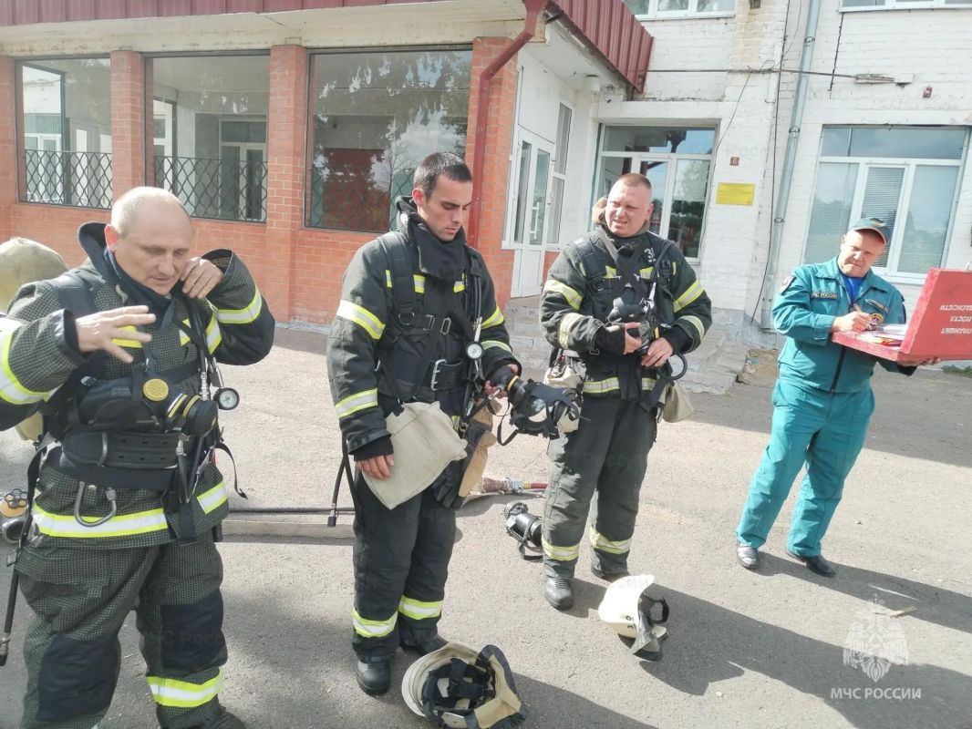 Огнеборцы тренировались тушить возгорание в образовательном учреждении