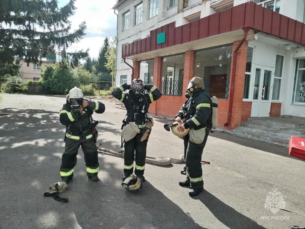 Огнеборцы тренировались тушить возгорание в образовательном учреждении Огнеборцы тренировались тушить возгорание в образовательном учреждении