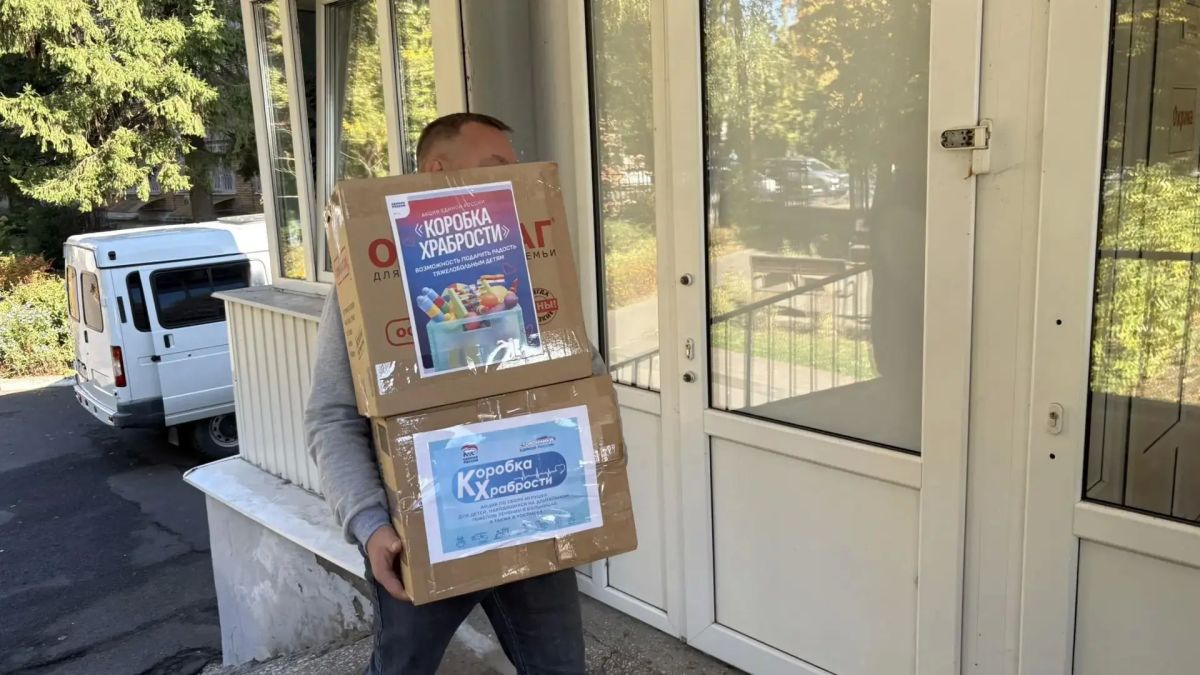 Маленьким пациентам НКМЦ в Орле привезли "коробки храбрости"! Маленьким пациентам НКМЦ в Орле привезли "коробки храбрости"!