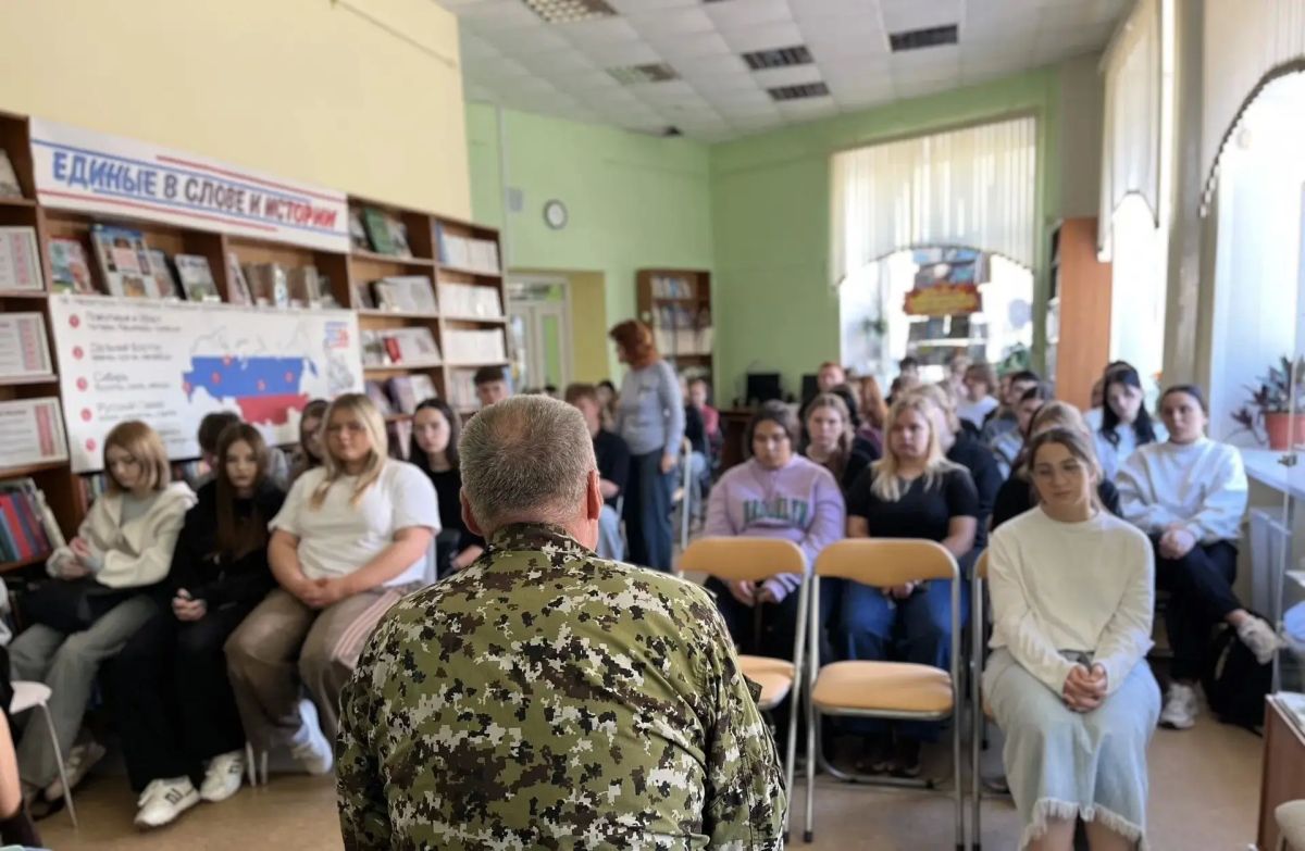 Член Общественной палаты Орловской области, председатель Правления Орловской региональной общественной организации ветеранов боевых действий Игорь Васюков провел Урок Мужества в Орловской детской библиотеке им. М. М.... Член Общественной палаты Орловской области, председатель Правления Орловской региональной общественной организации ветеранов боевых действий Игорь Васюков провел Урок Мужества в Орловской детской библиотеке им. М. М....