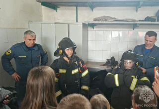 О своей профессии детям рассказали пожарные Урицкого района О своей профессии детям рассказали пожарные Урицкого района