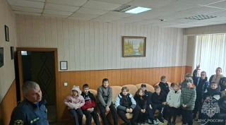 О своей профессии детям рассказали пожарные Урицкого района О своей профессии детям рассказали пожарные Урицкого района