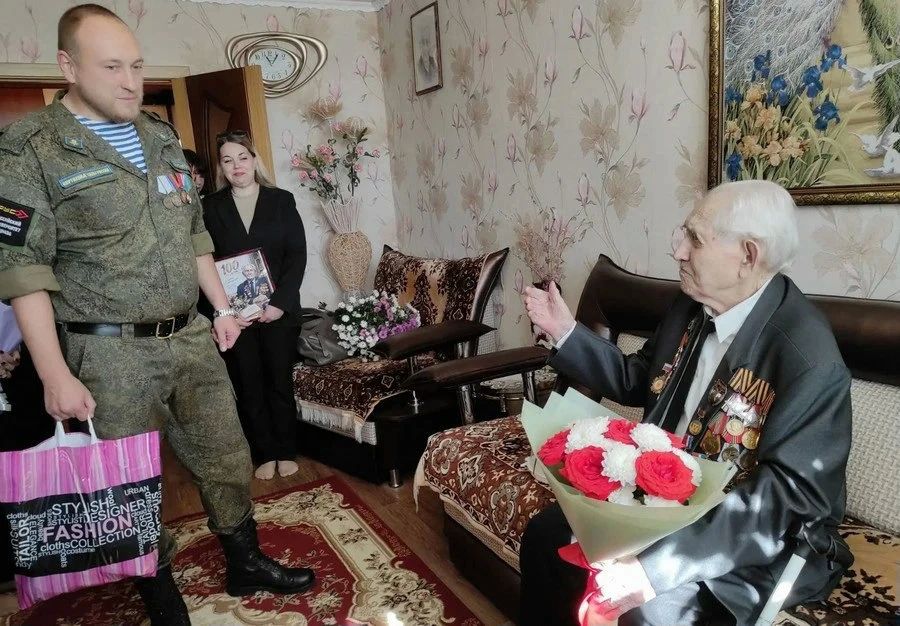 Ливенский фронтовик Иван Андреевич Бобкин отметил вековой юбилей Ливенский фронтовик Иван Андреевич Бобкин отметил вековой юбилей