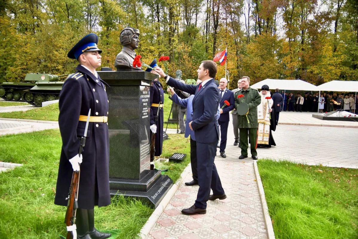 Под Мценском установили бюст командиру 11-й танковой бригады Виктору Бондареву