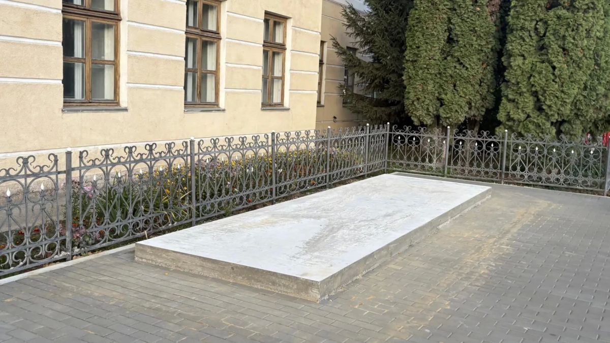 У здания бывшей мужской гимназии в Воскресенском переулке в Орле появятся новые бронзовые бюсты известных выпускников У здания бывшей мужской гимназии в Воскресенском переулке в Орле появятся новые бронзовые бюсты известных выпускников