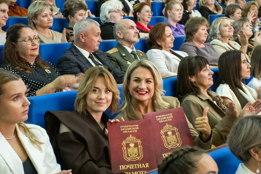 Андрей Клычков и Леонид Музалевский вручили награды орловским педагогам Андрей Клычков и Леонид Музалевский вручили награды орловским педагогам
