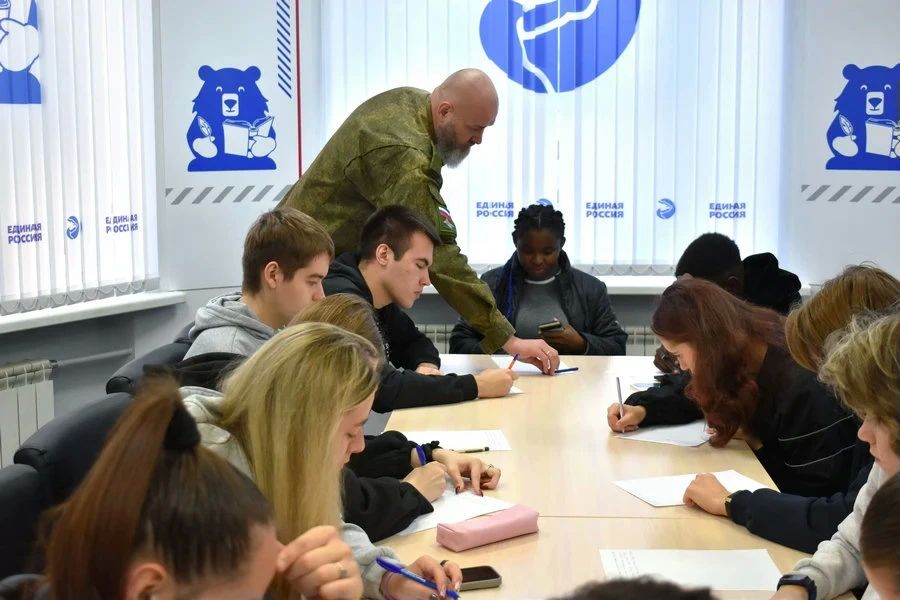 Орловские депутаты и студенты подготовили «Письмо солдату» Орловские депутаты и студенты подготовили «Письмо солдату»