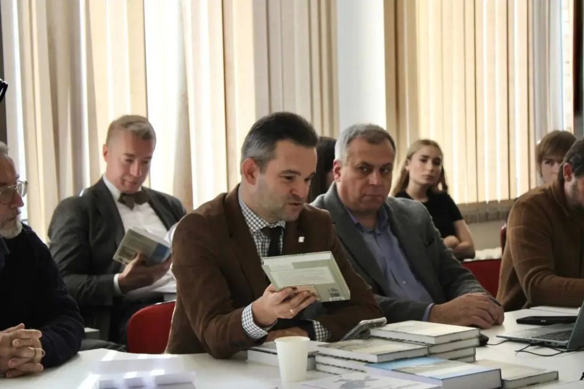 Председатель комиссии по сохранению и укреплению традиционных духовно-нравственных ценностей, развитию образования и науки, культуре и межнациональным отношениям Общественной палаты Орловской области Виктор Ливцов принял... Председатель комиссии по сохранению и укреплению традиционных духовно-нравственных ценностей, развитию образования и науки, культуре и межнациональным отношениям Общественной палаты Орловской области Виктор Ливцов принял...