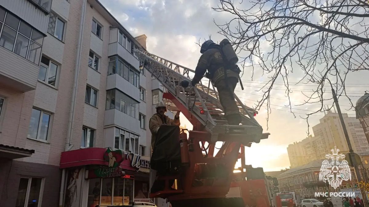 В Орле из горящей квартиры спасли женщину, ещё 11 спасены из соседних квартир В Орле из горящей квартиры спасли женщину, ещё 11 спасены из соседних квартир