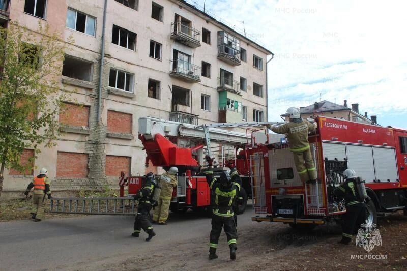 В Орле экстренные службы отработали алгоритм действий по ликвидации крупной ЧС В Орле экстренные службы отработали алгоритм действий по ликвидации крупной ЧС