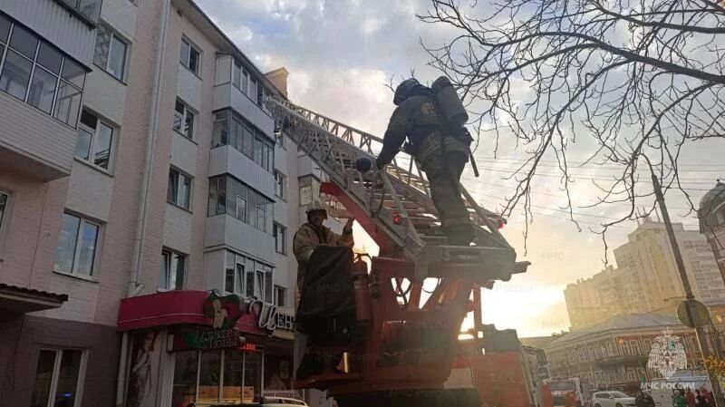 В Орле из загоревшейся квартиры спасли 74-летнюю женщину В Орле из загоревшейся квартиры спасли 74-летнюю женщину