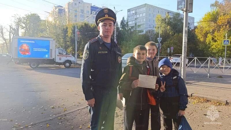 В Орле сотрудники МЧС России напоминают жителям правила безопасности с помощью комплекса информирования В Орле сотрудники МЧС России напоминают жителям правила безопасности с помощью комплекса информирования