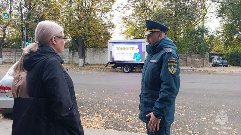 В Орле сотрудники МЧС России напоминают жителям правила безопасности с помощью комплекса информирования В Орле сотрудники МЧС России напоминают жителям правила безопасности с помощью комплекса информирования