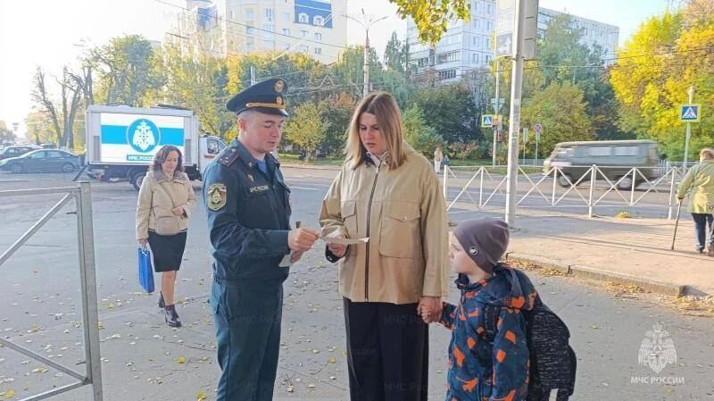 В Орле сотрудники МЧС России напоминают жителям правила безопасности с помощью комплекса информирования В Орле сотрудники МЧС России напоминают жителям правила безопасности с помощью комплекса информирования